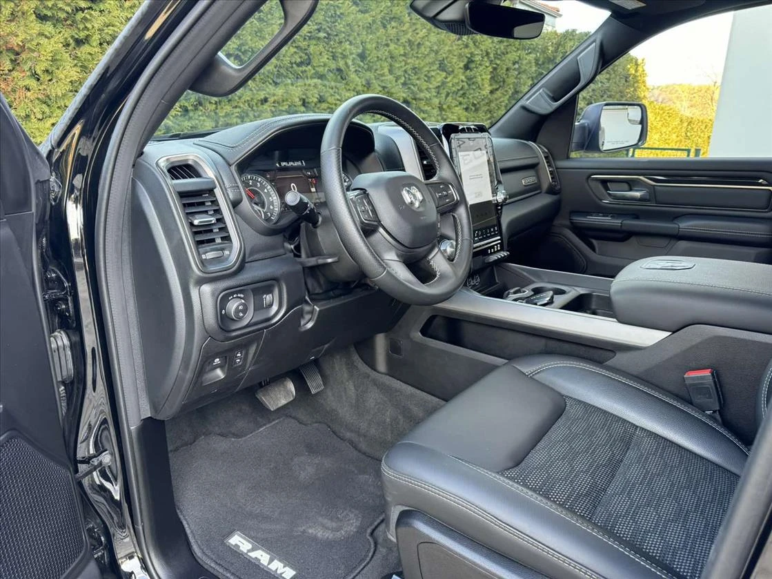 Dodge RAM 1500 5.7 Sport Crew Cab Night Edition, снимка 10 - Автомобили и джипове - 54500064