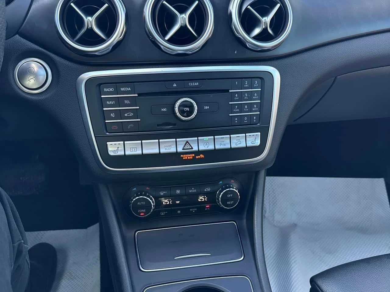 Mercedes-Benz GLA 250 4MATIC/ПАНОРАМА/ПОДГРЕВИ/АВТОФИНАНСИРАНЕ, снимка 10 - Автомобили и джипове - 54728649