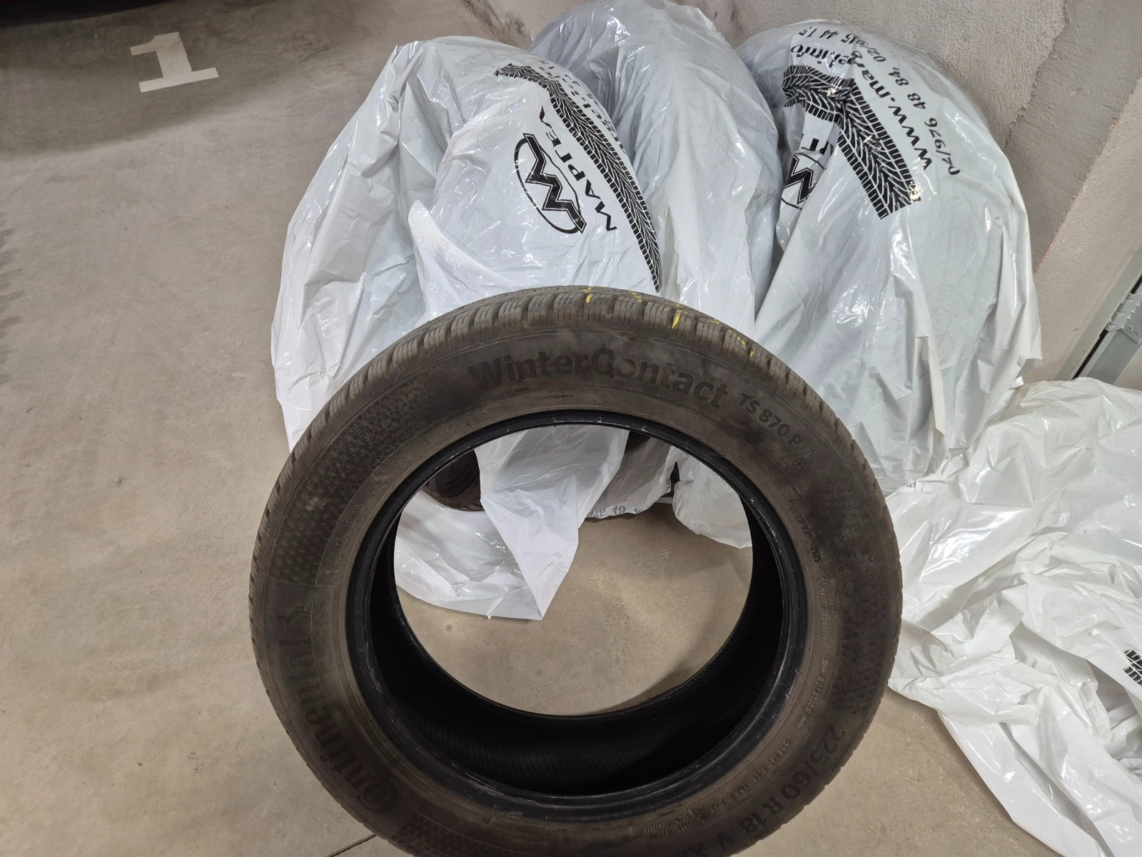 Гуми Зимни 225/60R18, снимка 2 - Гуми и джанти - 54746456