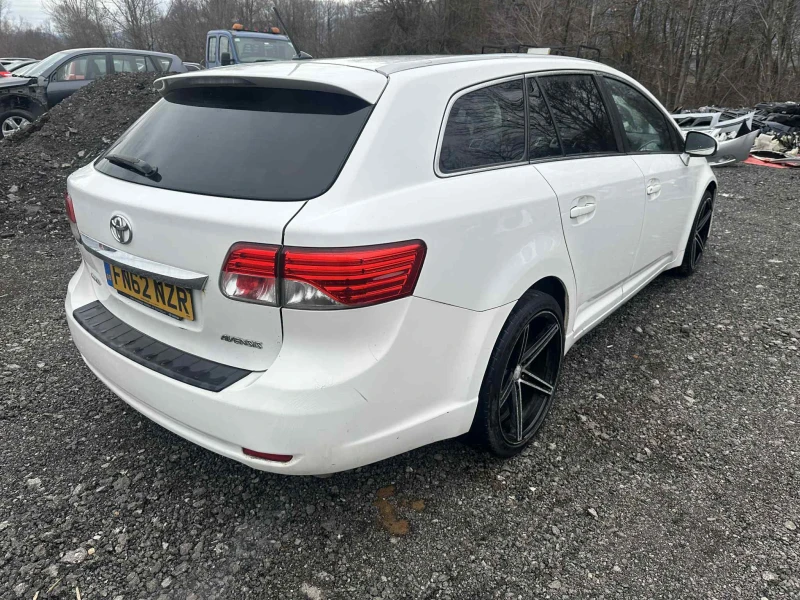 Toyota Avensis 2.0 124кс 2012г Facelift  Навигация, снимка 4 - Автомобили и джипове - 52982330
