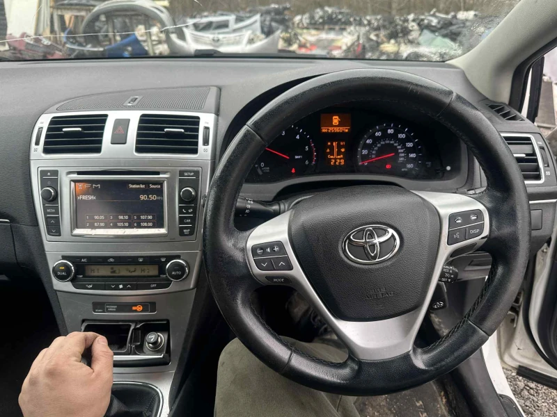 Toyota Avensis 2.0 124кс 2012г Facelift  Навигация, снимка 12 - Автомобили и джипове - 52982330