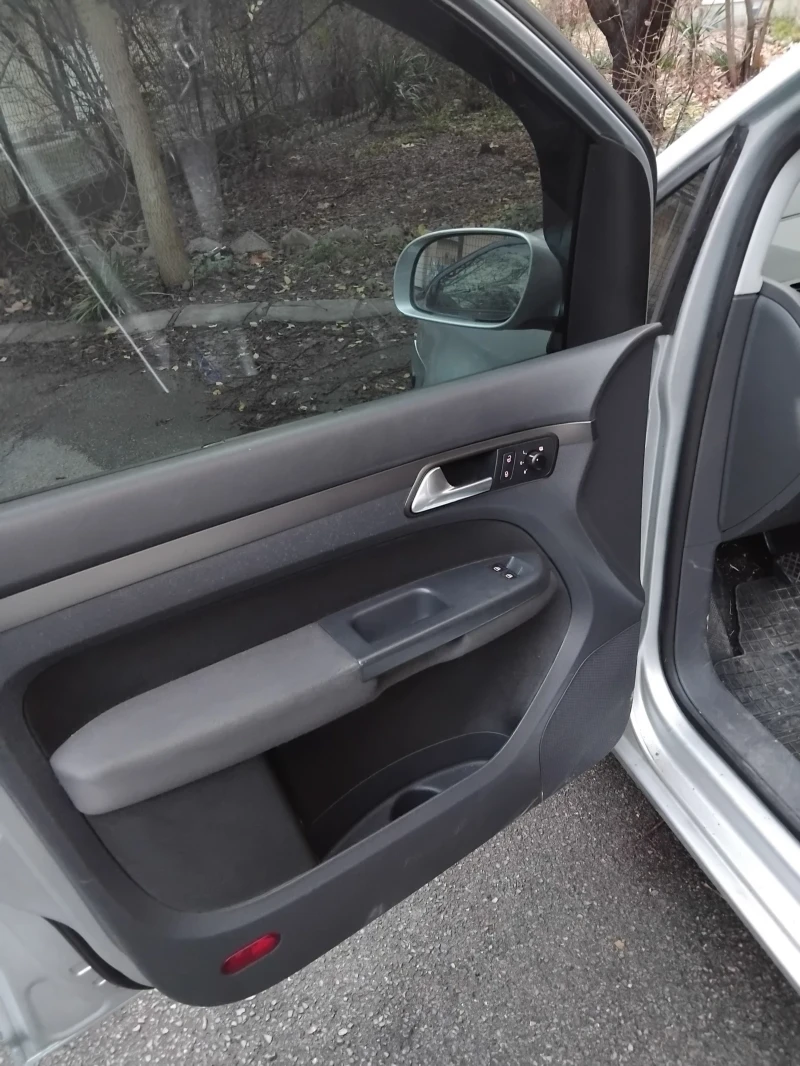 VW Touran, снимка 11 - Автомобили и джипове - 52379041