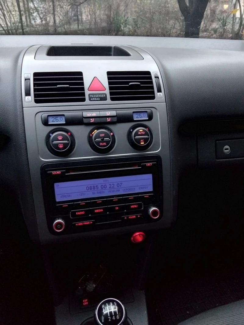 VW Touran, снимка 8 - Автомобили и джипове - 52379041