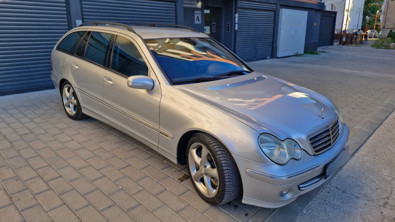 Mercedes-Benz C 220 2.2 - с нови гуми и окачване - изображение 2