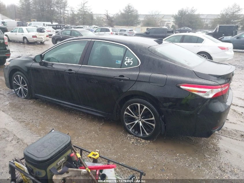 Toyota Camry SE - изображение 3