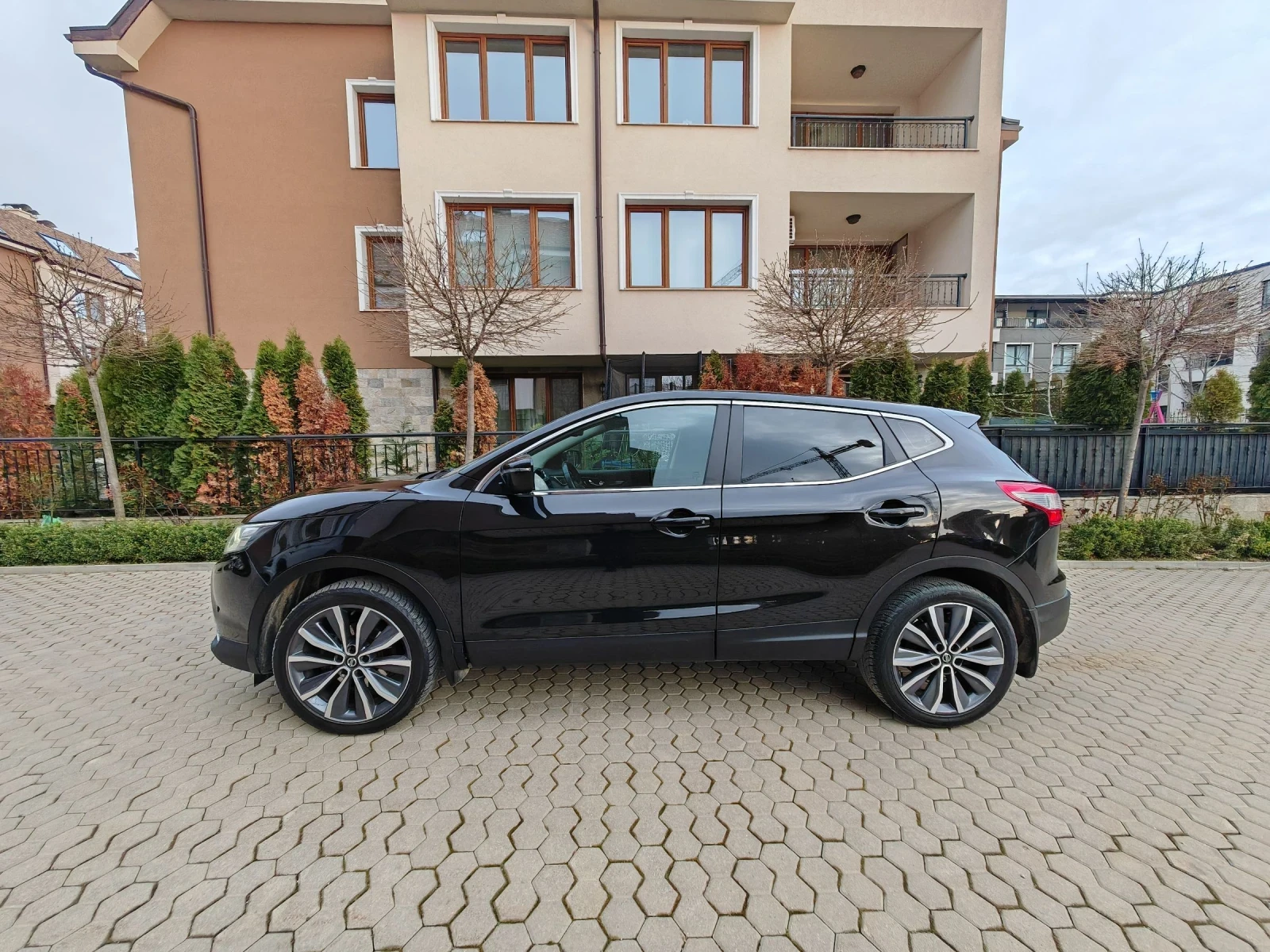 Nissan Qashqai АВТОМАТИК. ОТ НИСАН БГ. РЕАЛНИ 150К КМ. ОБСЛУЖЕН, снимка 3 - Автомобили и джипове - 54035554