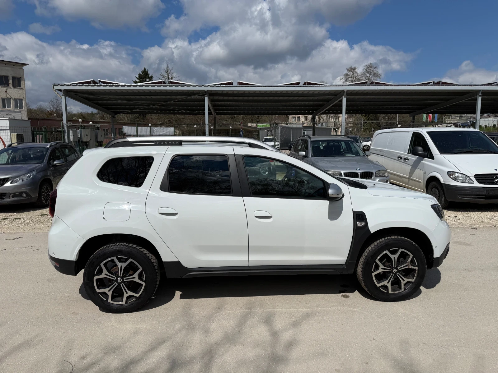 Dacia Duster 1.6i Фабрична Газ - 115к.с. - Топ състояние, снимка 6 - Автомобили и джипове - 54156571