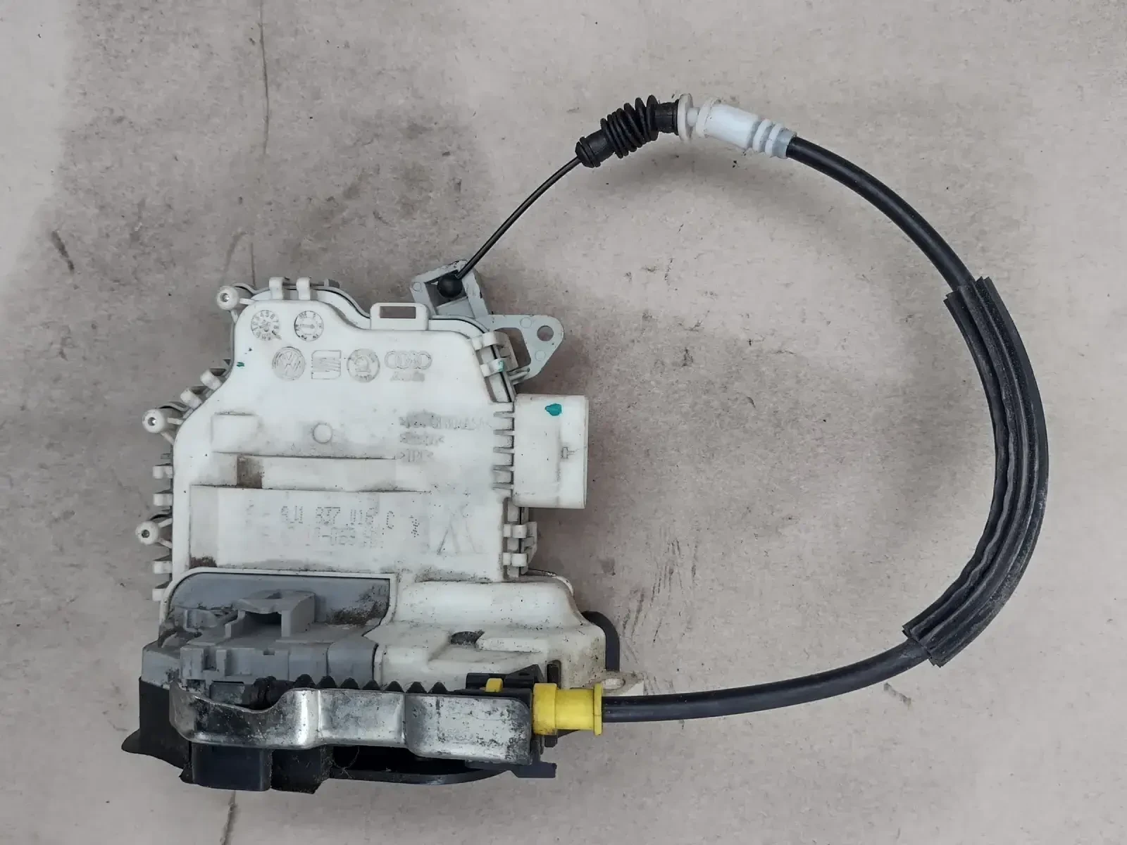 8J1837016C  брава предна дясна врата  AUDI A4 B8  8J1 837 016 C | Mobile.bg — изображение 1