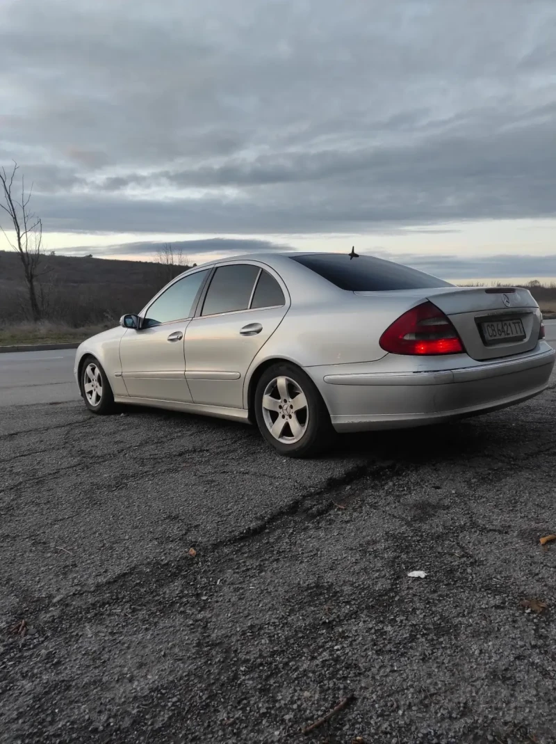 Mercedes-Benz E 220, снимка 5 - Автомобили и джипове - 48684308