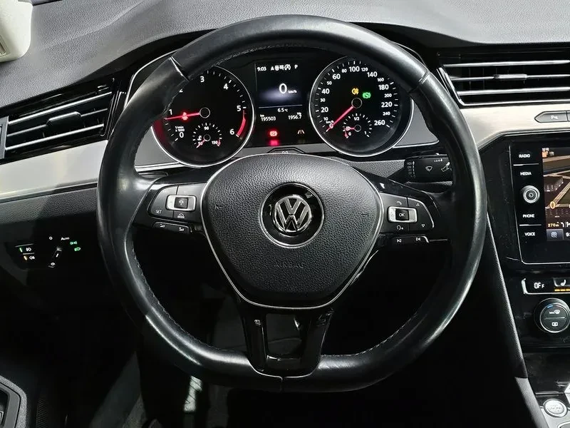 VW Passat 2.0 TDI, снимка 16 - Автомобили и джипове - 54299729