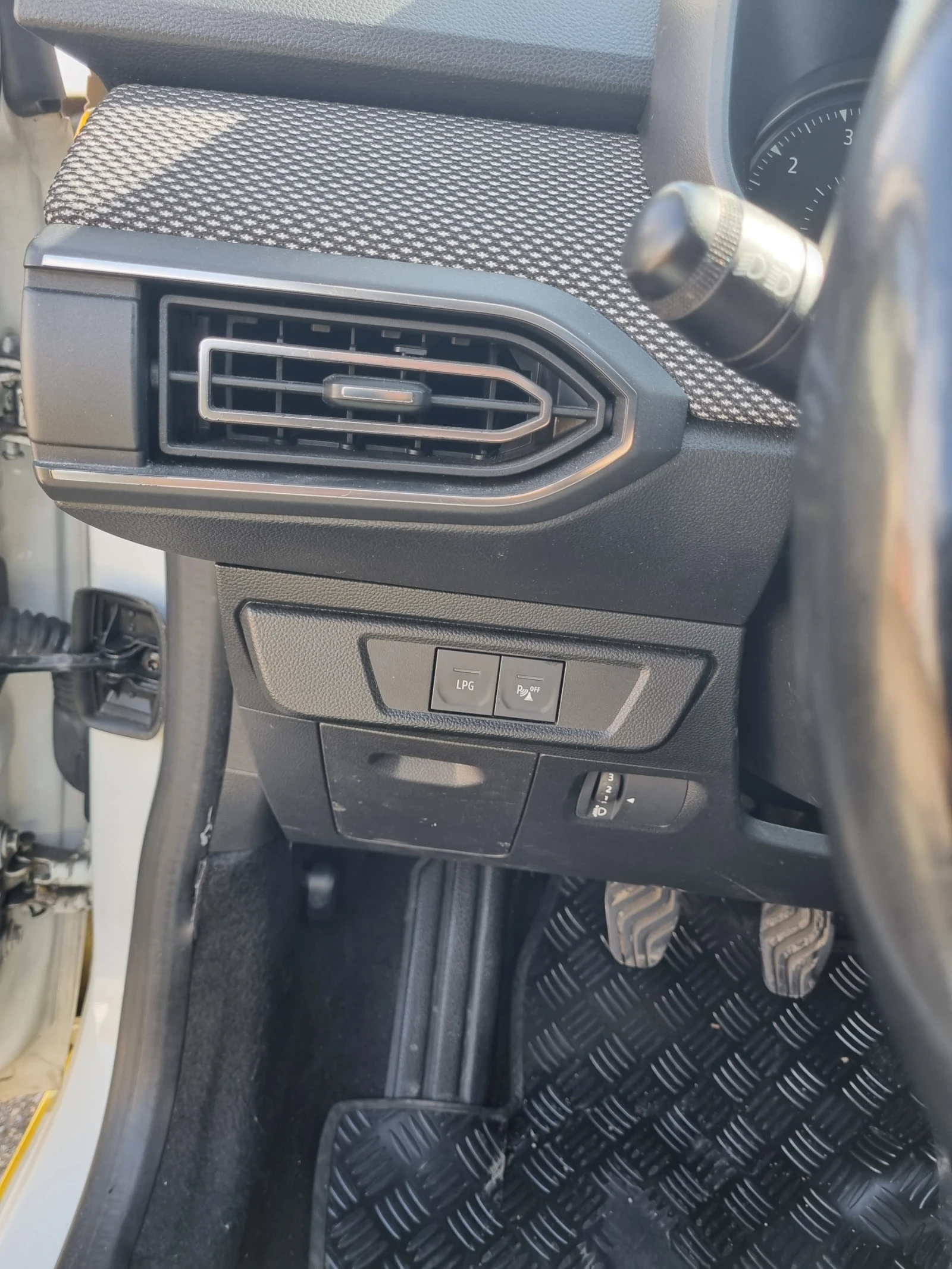 Dacia Logan 1000 кубика с турбина с фабрична газова оредба, снимка 11 - Автомобили и джипове - 54114237