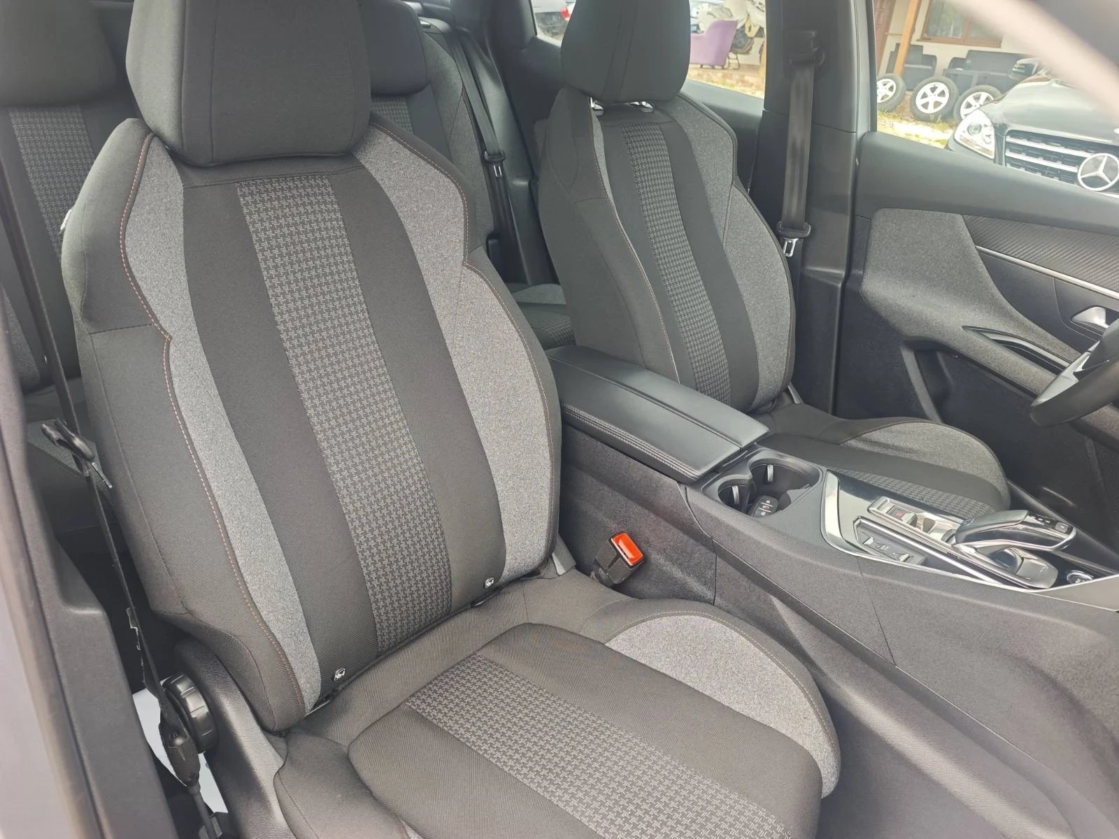Peugeot 3008 1.5/130KC, снимка 11 - Автомобили и джипове - 54781063