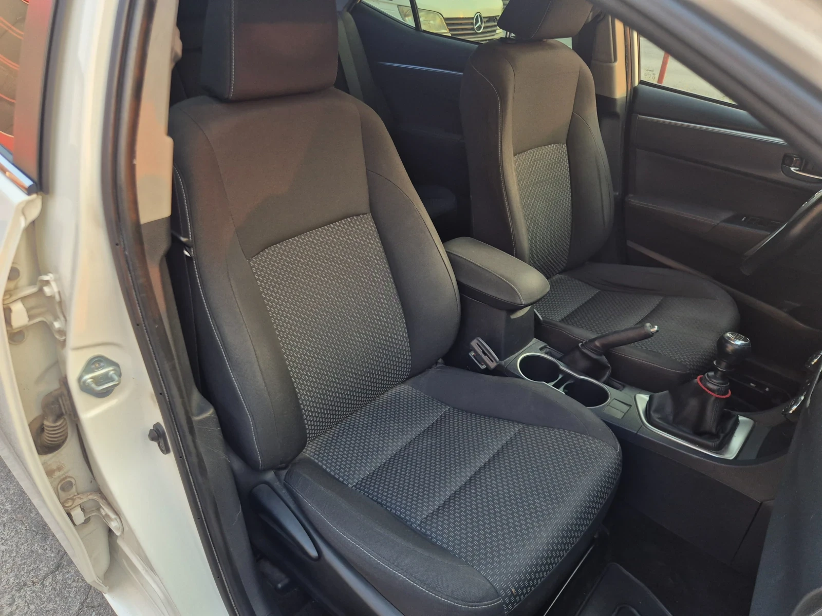 Toyota Corolla 1.6i* MEDIA* CAMERA* ОБСЛУЖЕН!, снимка 15 - Автомобили и джипове - 56056707