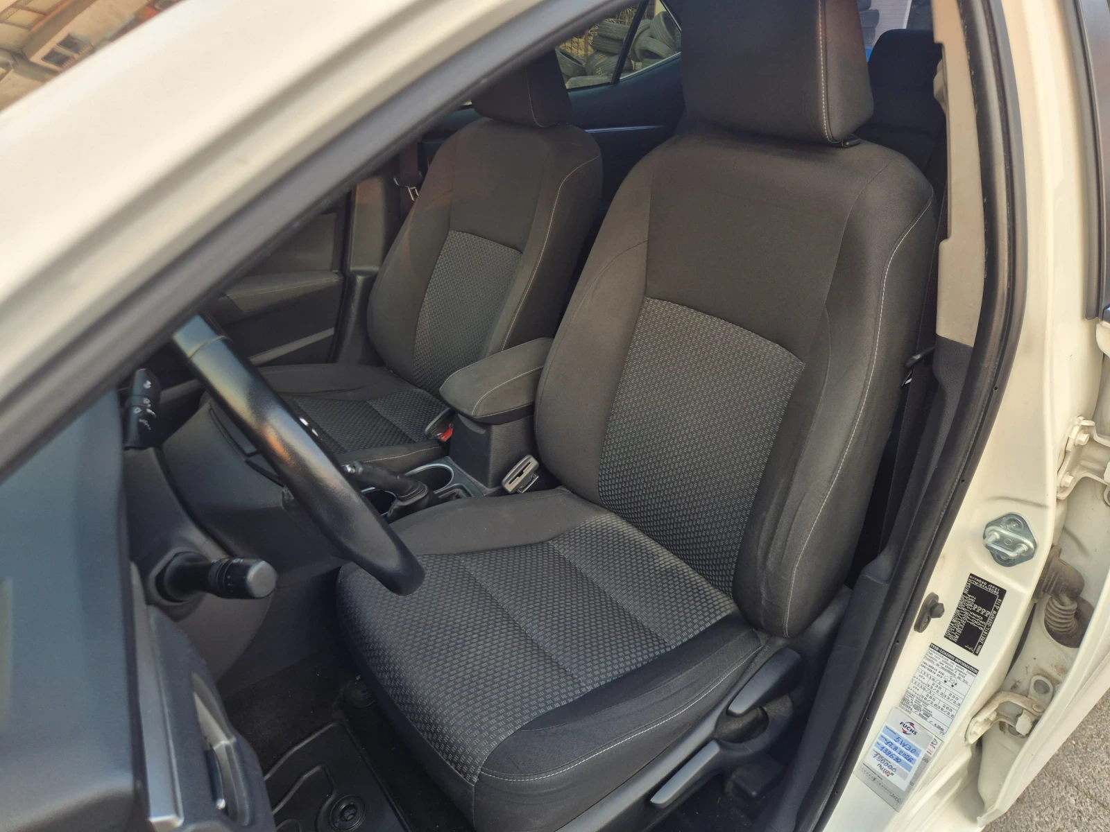 Toyota Corolla 1.6i* MEDIA* CAMERA* ОБСЛУЖЕН!, снимка 9 - Автомобили и джипове - 56056707