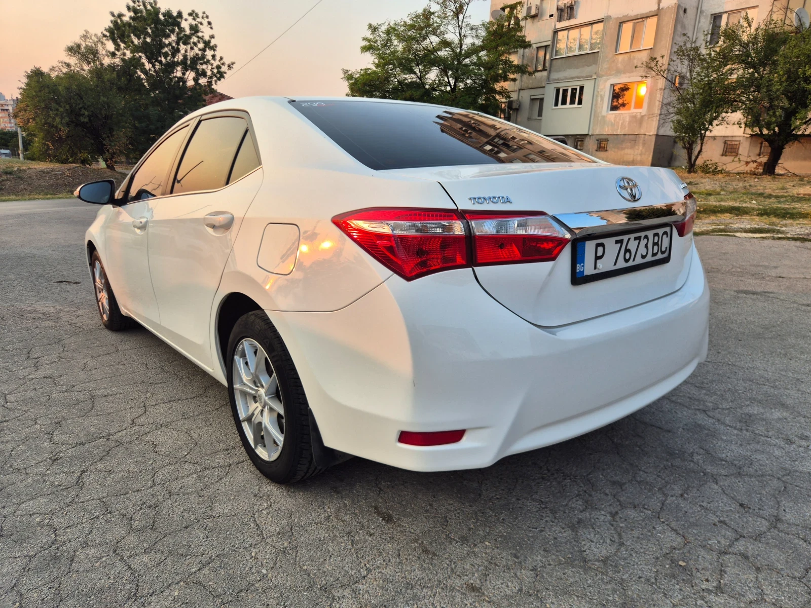 Toyota Corolla 1.6i* MEDIA* CAMERA* ОБСЛУЖЕН!, снимка 3 - Автомобили и джипове - 56056707