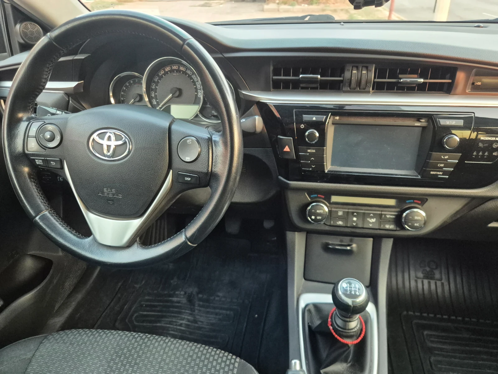 Toyota Corolla 1.6i* MEDIA* CAMERA* ОБСЛУЖЕН!, снимка 11 - Автомобили и джипове - 56056707