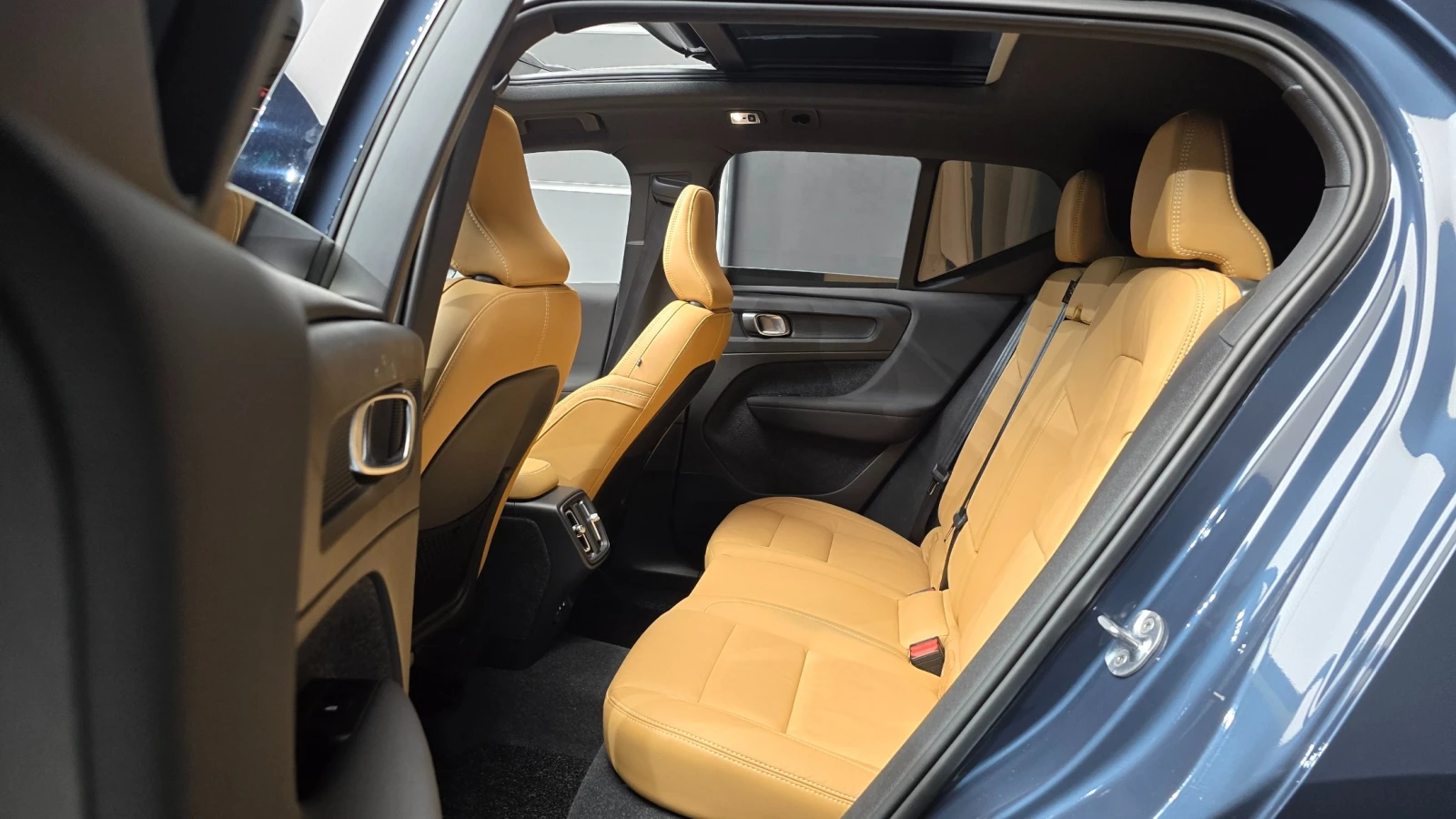 Volvo XC40 B4 Inscription | 360  | Adaptive Cruise | Panorami, снимка 11 - Автомобили и джипове - 55848109