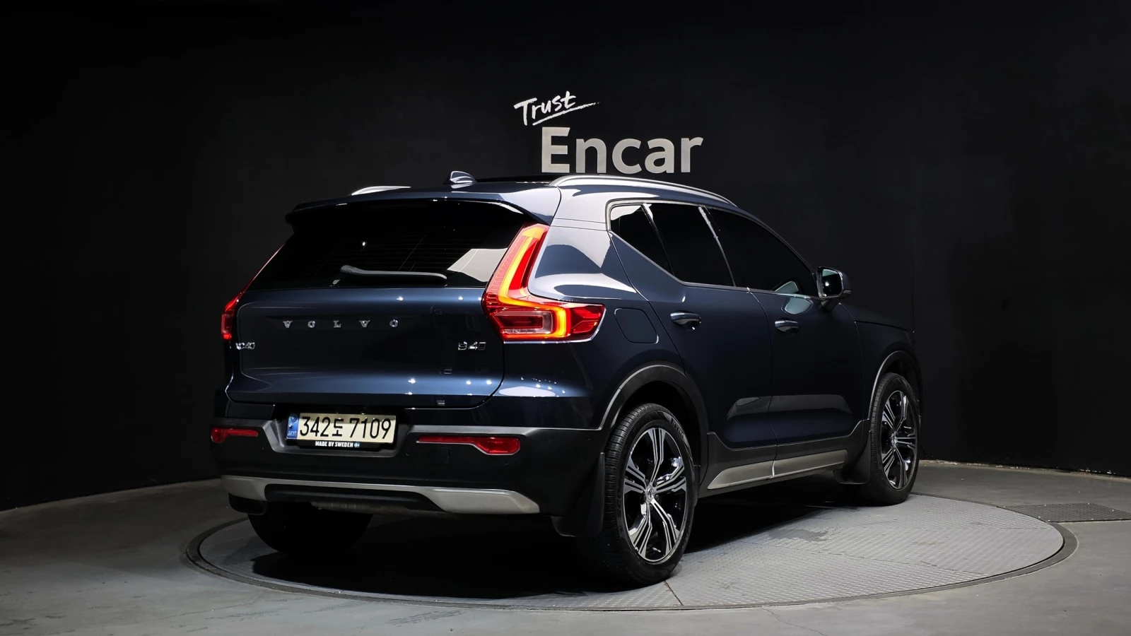 Volvo XC40 B4 Inscription | 360  | Adaptive Cruise | Panorami, снимка 2 - Автомобили и джипове - 55848109