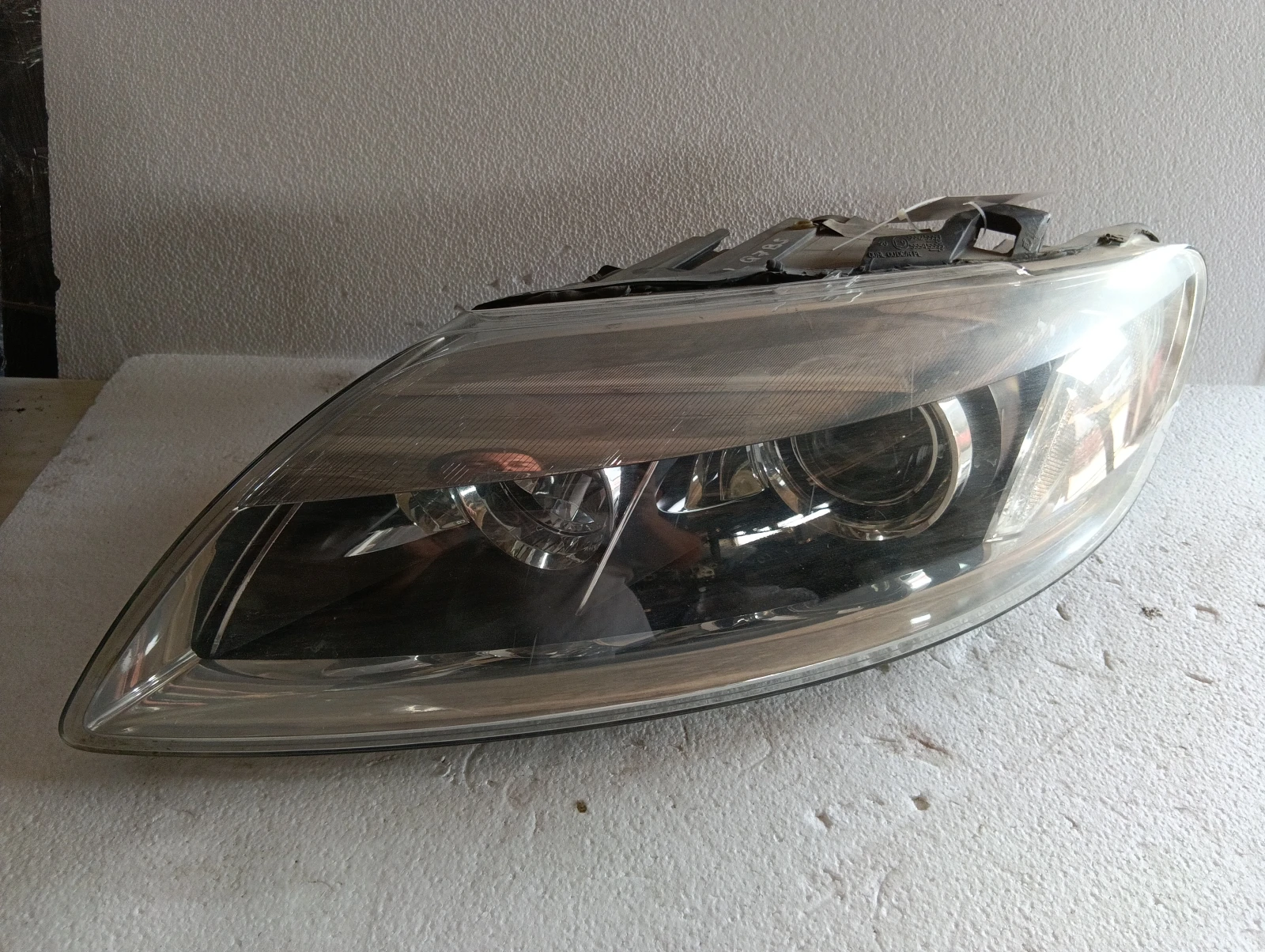 фар ляв ксенон завиващ 4L0941003B пукнато стъкло Audi Q7