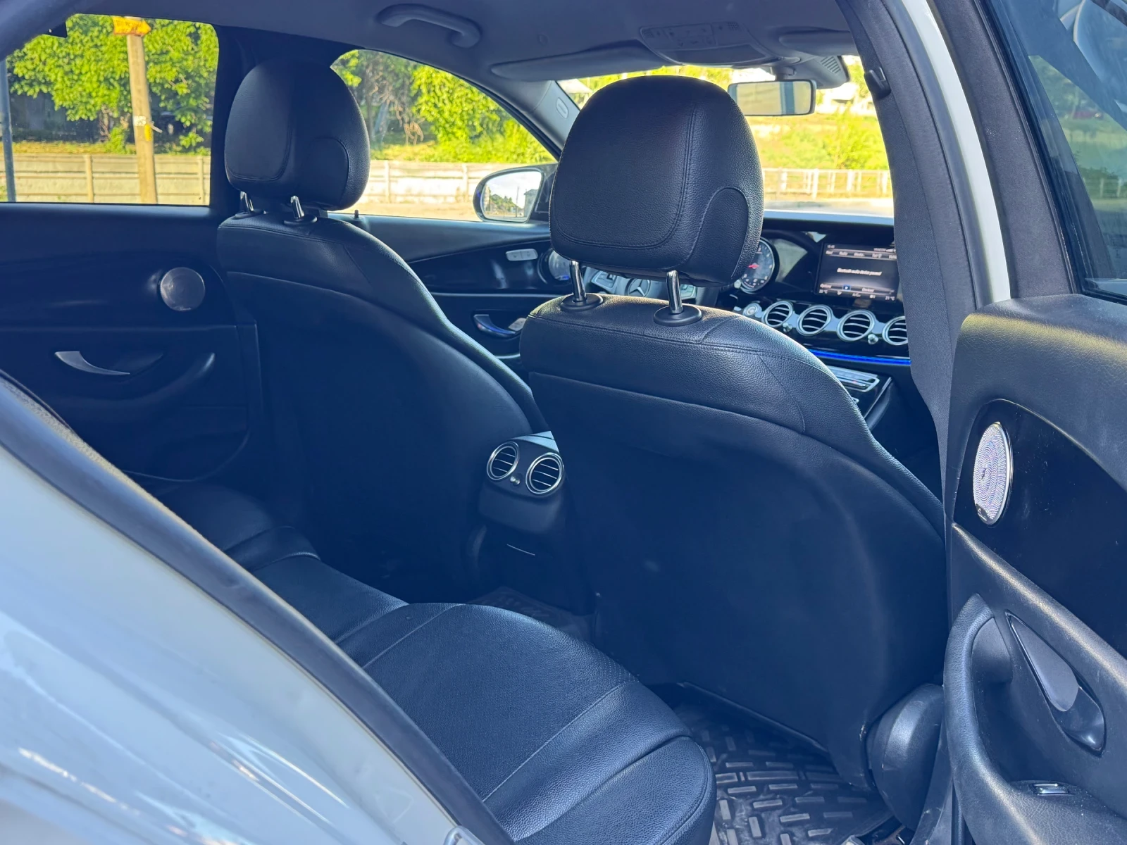 Mercedes-Benz E 220 d 9G* DISTR* LED, снимка 11 - Автомобили и джипове - 54401773