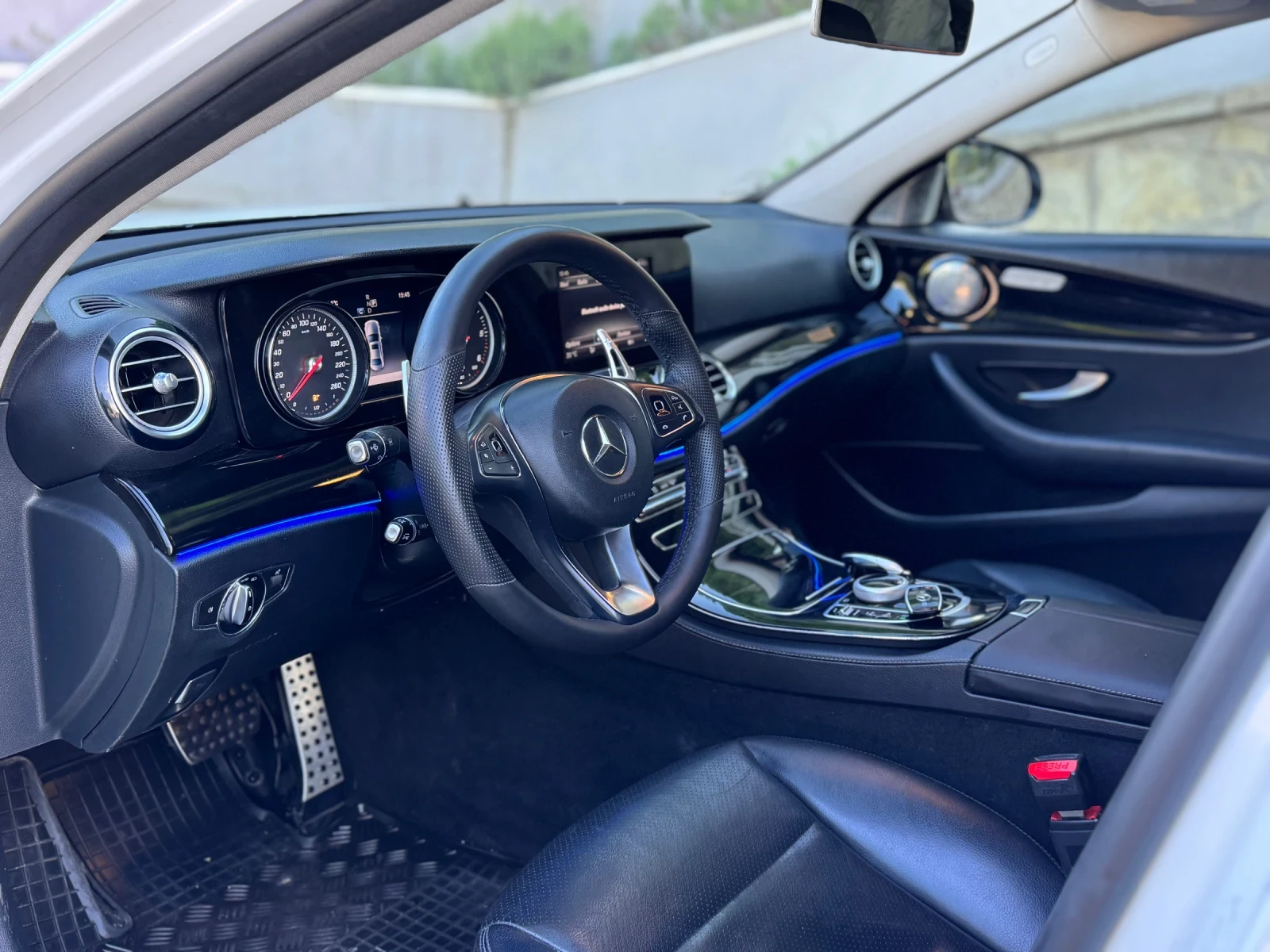 Mercedes-Benz E 220 d 9G* DISTR* LED, снимка 7 - Автомобили и джипове - 54401773