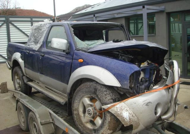 Nissan Navara 2.5 DDI, снимка 2 - Автомобили и джипове - 46834177