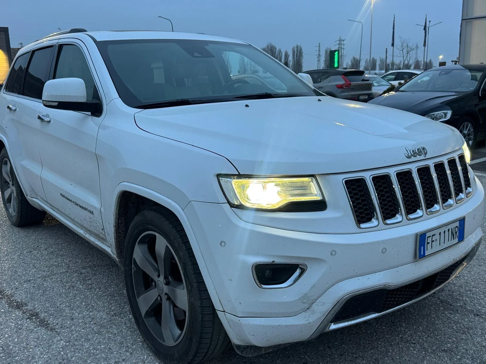 Jeep Grand cherokee OVERLAND * FACELIFT* ПОДГРЕВ* ОБДУХВАНЕ, снимка 16 - Автомобили и джипове - 53713134