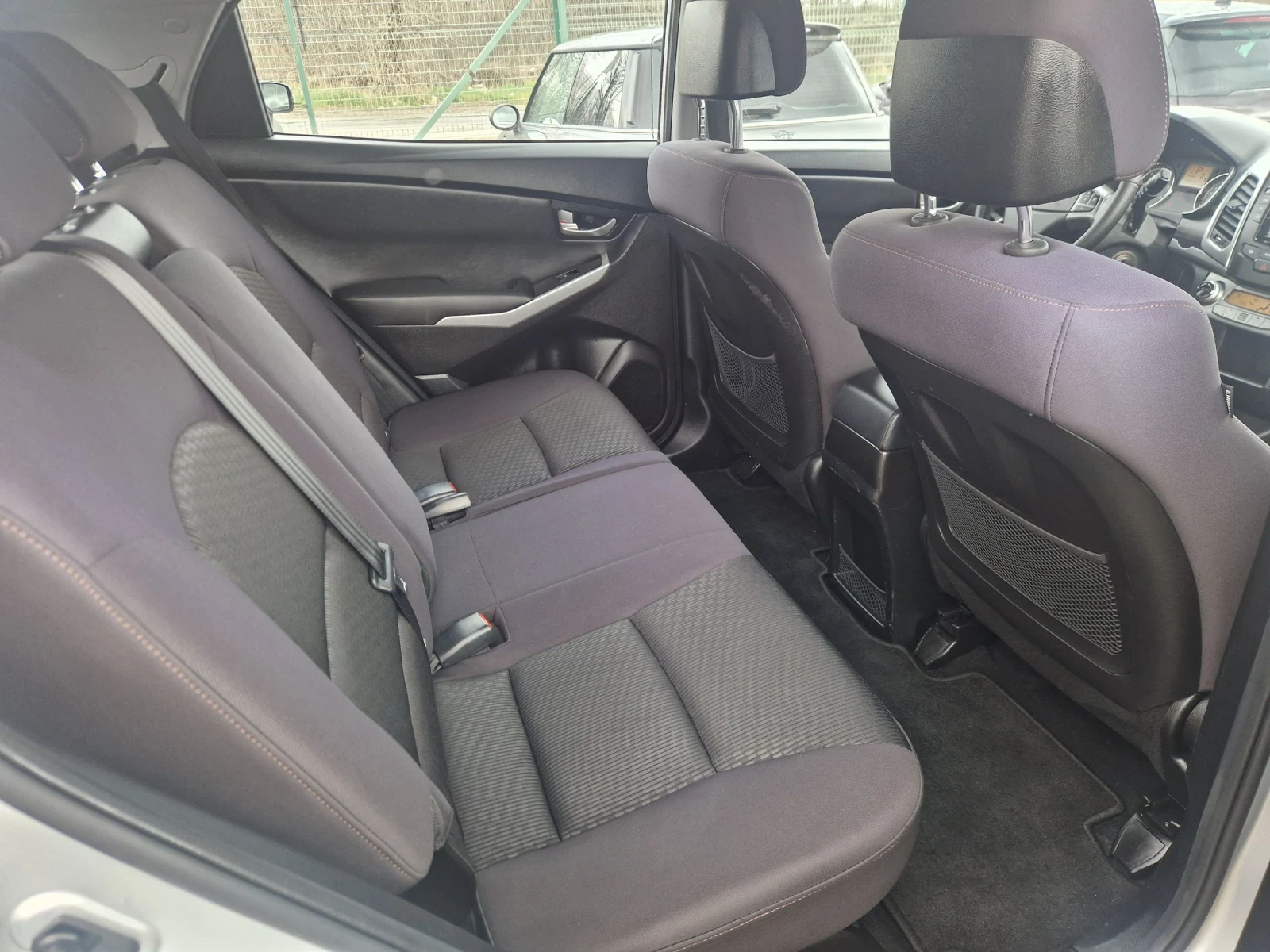 SsangYong Korando 2.0xvt дизел 4х4 АВТОМАТИК!!!, снимка 2 - Автомобили и джипове - 54077716