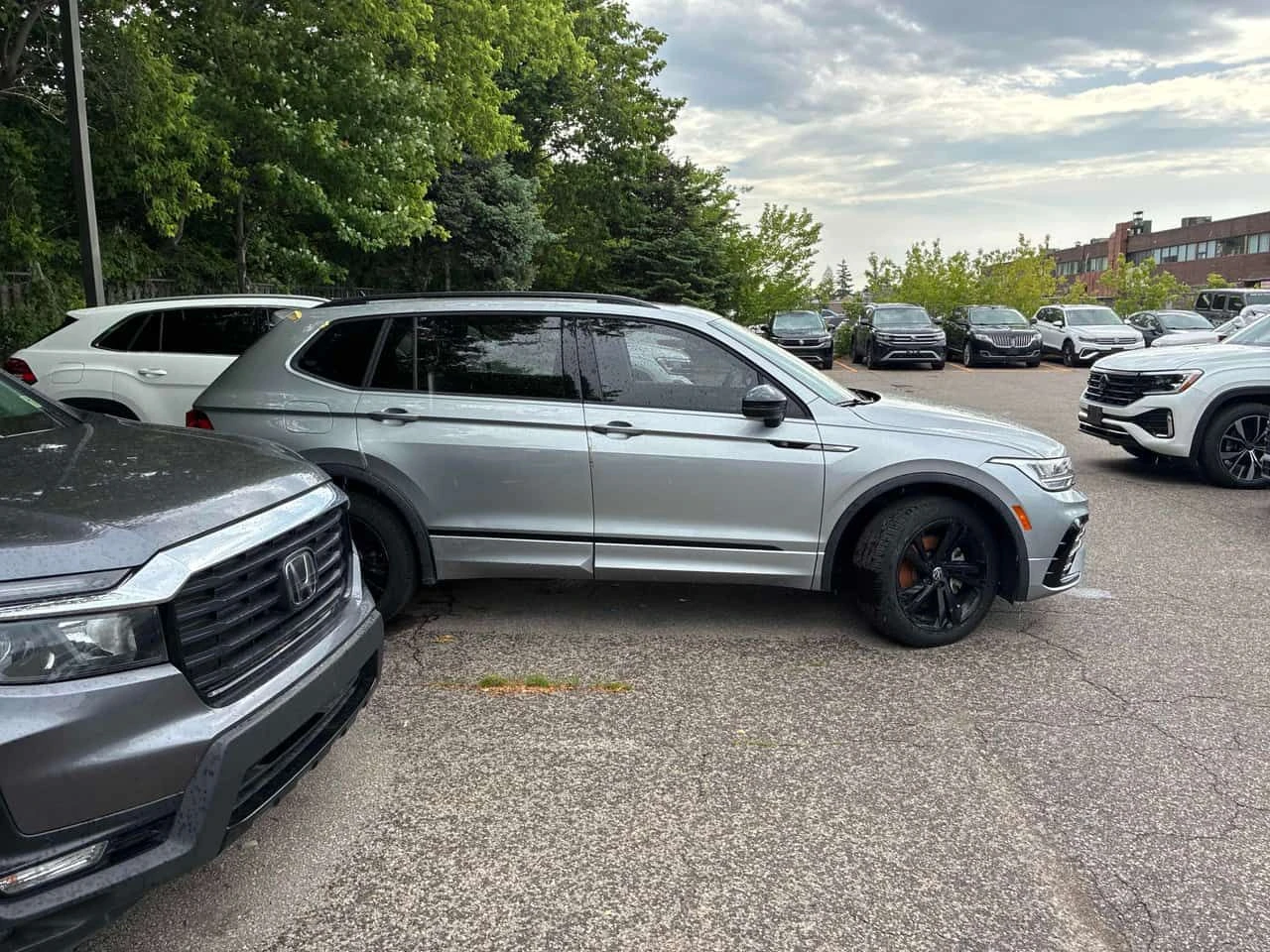 VW Tiguan * Comfortline R Line Black Edition * CARFAX * ПАНО, снимка 3 - Автомобили и джипове - 54882539