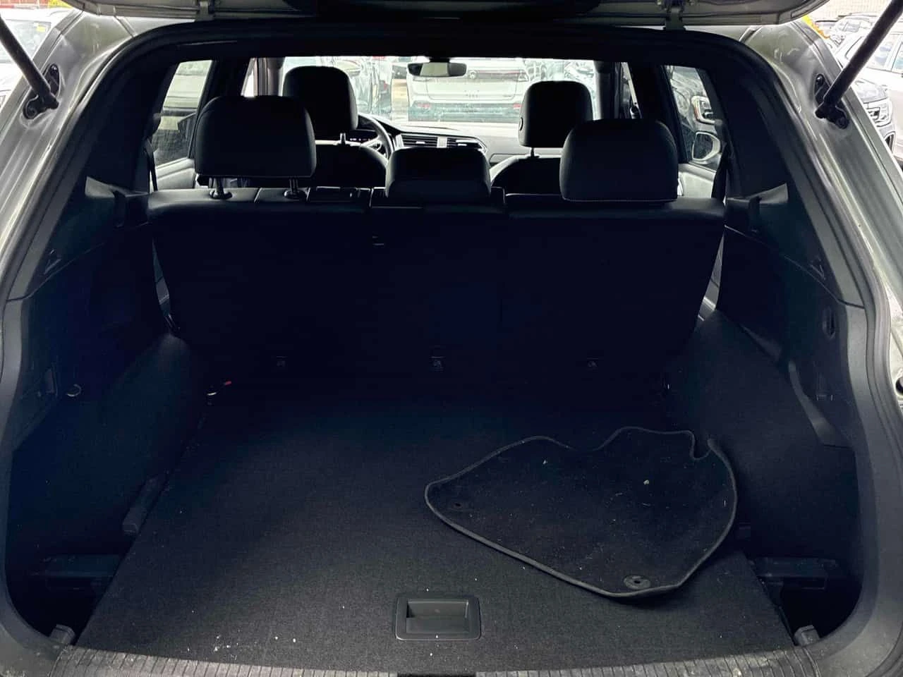 VW Tiguan * Comfortline R Line Black Edition * CARFAX * ПАНО, снимка 13 - Автомобили и джипове - 54882539