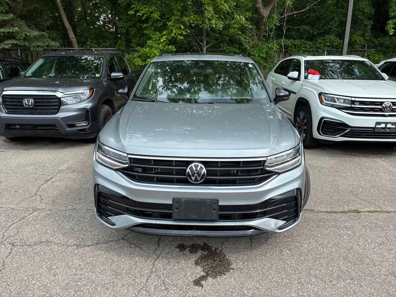 VW Tiguan * Comfortline R Line Black Edition * CARFAX * ПАНО, снимка 6 - Автомобили и джипове - 54882539