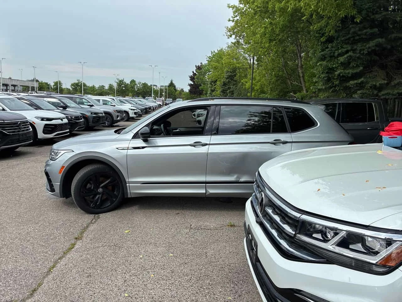 VW Tiguan * Comfortline R Line Black Edition * CARFAX * ПАНО, снимка 2 - Автомобили и джипове - 54882539