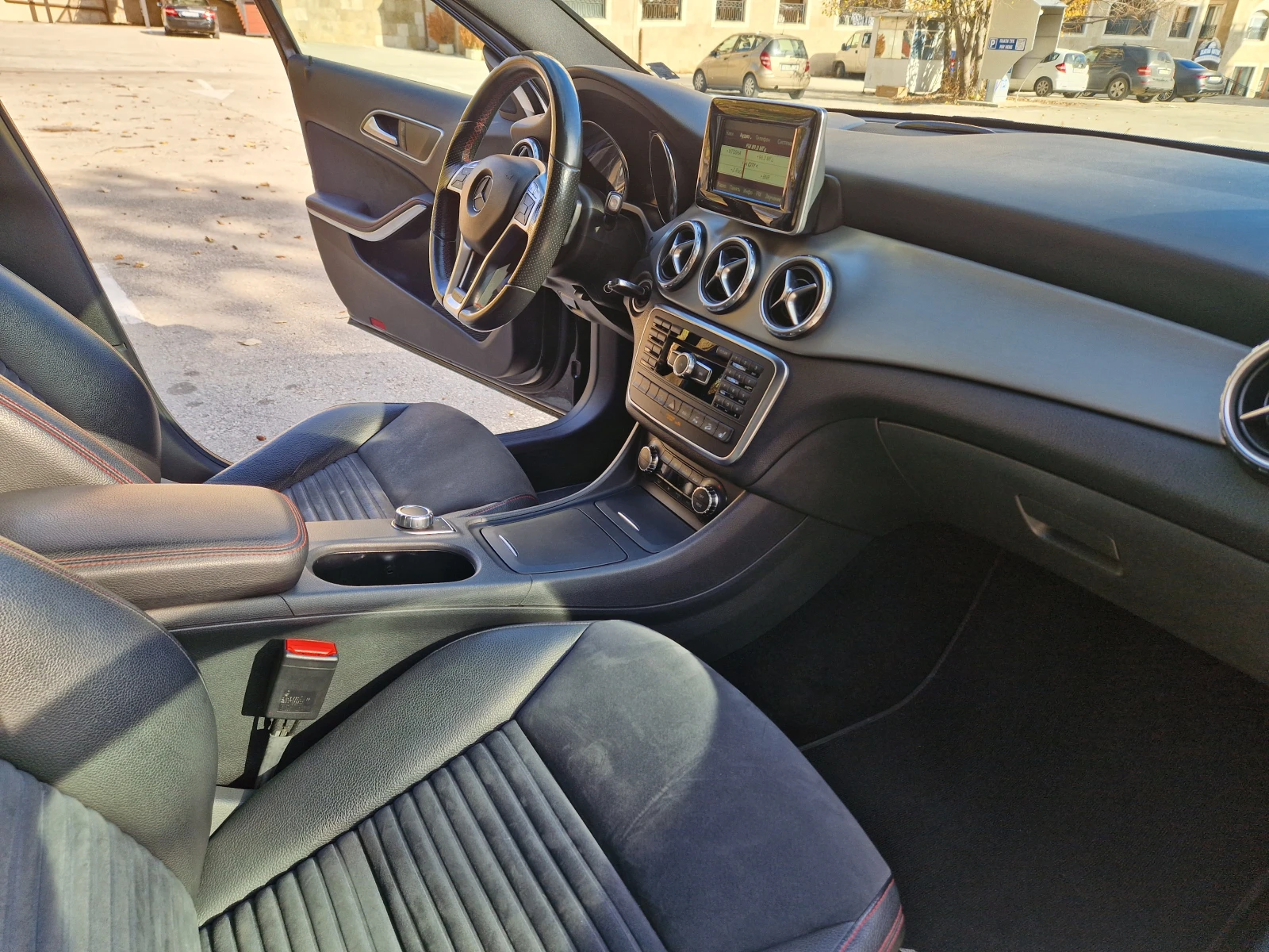 Mercedes-Benz GLA 220 Mercedes-Benz GLA 220CDI 4MATIC/AMG/CAMERA, снимка 12 - Автомобили и джипове - 55256867