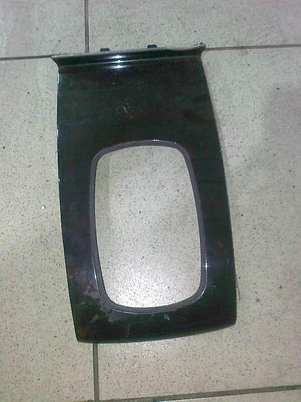 лайсна около скоростен лост за Ауди А6