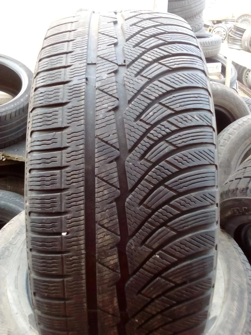 Гуми Зимни 235/45R18, снимка 1 - Гуми и джанти - 20335482