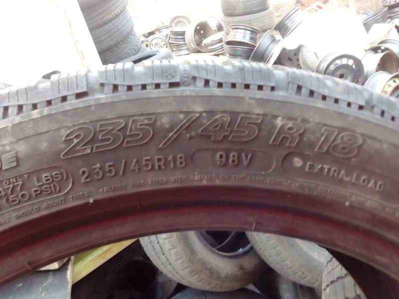 Гуми Зимни 235/45R18, снимка 4 - Гуми и джанти - 20335482