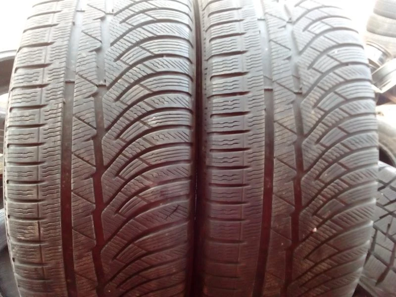 Гуми Зимни 235/45R18, снимка 6 - Гуми и джанти - 20335482