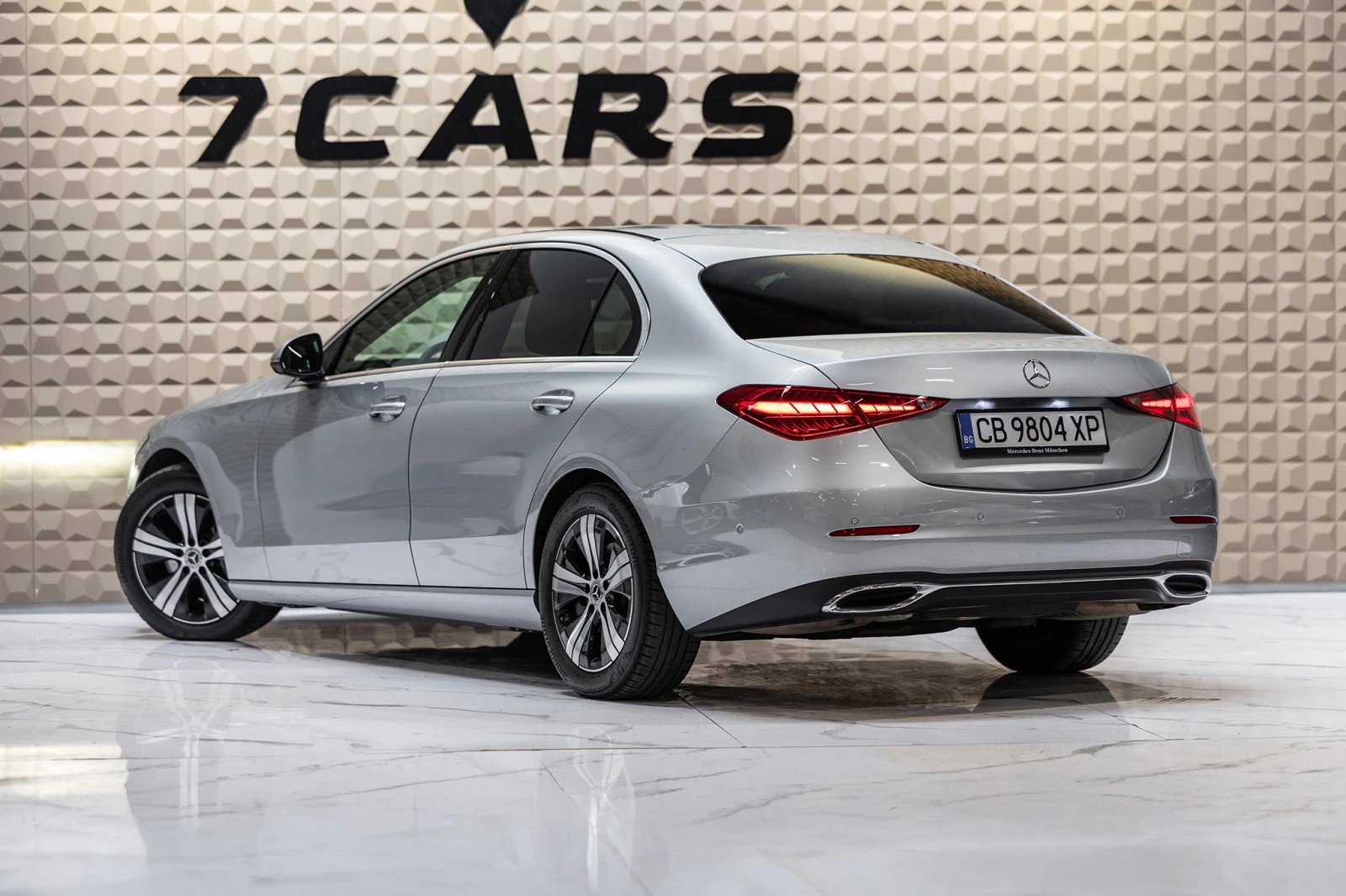 Mercedes-Benz C 300 * AMG LINE * ДИГИТАЛЕН КОКПИТ * LED ФАРОВЕ *  - изображение 4