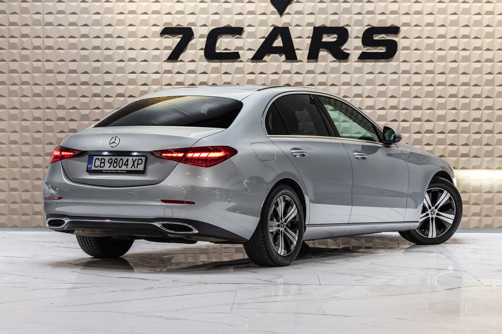 Mercedes-Benz C 300 * AMG LINE * ДИГИТАЛЕН КОКПИТ * LED ФАРОВЕ *  - изображение 6