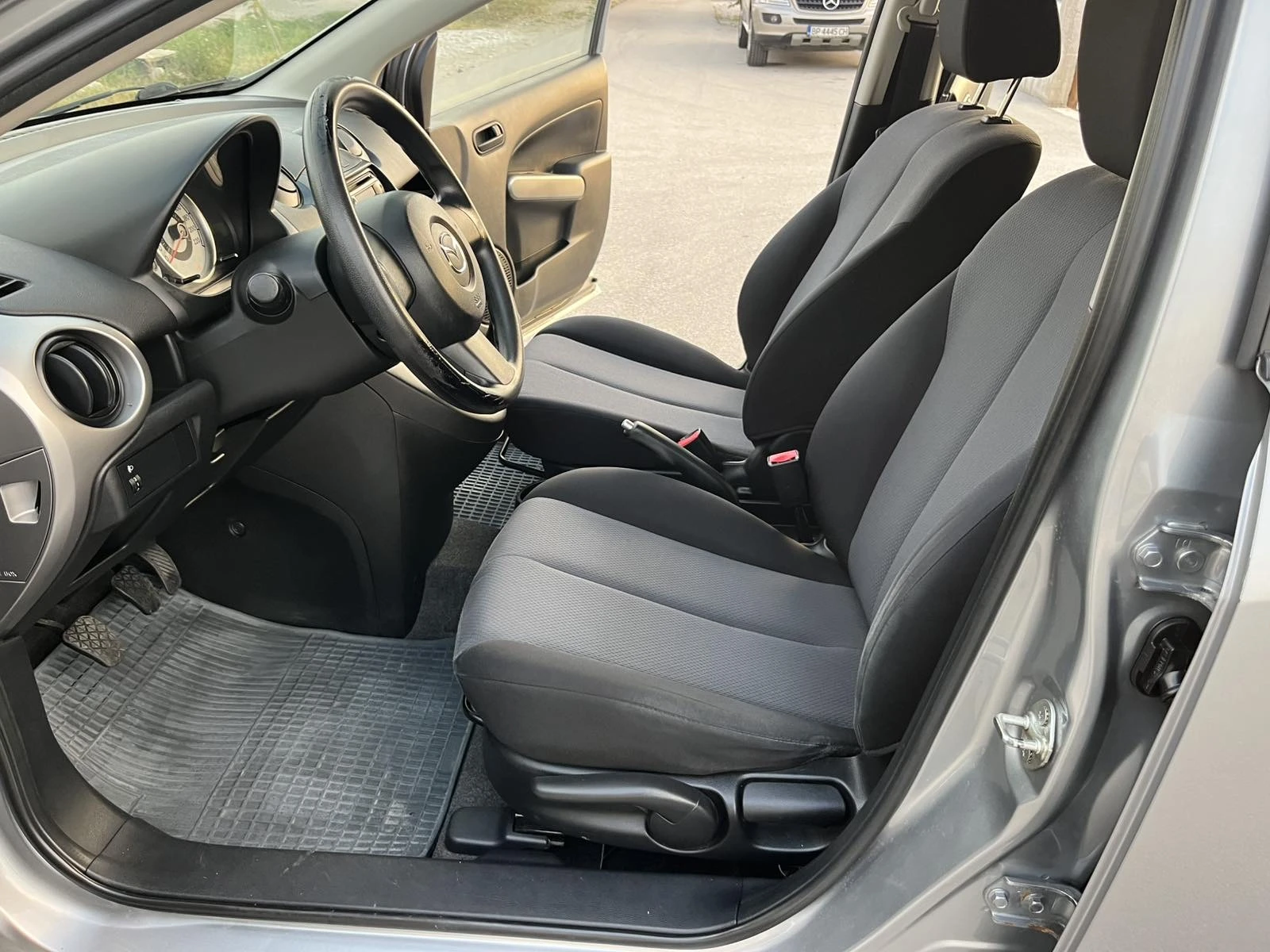 Mazda 2 137 000км 1.4I 75кс EURO 4 КЛИМАТИК - изображение 8