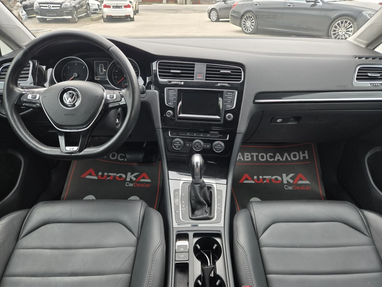 VW Golf 1.6TDI-105кс= R-LINE= АВТОМАТ= КОЖА= АВТОПИЛОТ, снимка 12 - Автомобили и джипове - 53888602