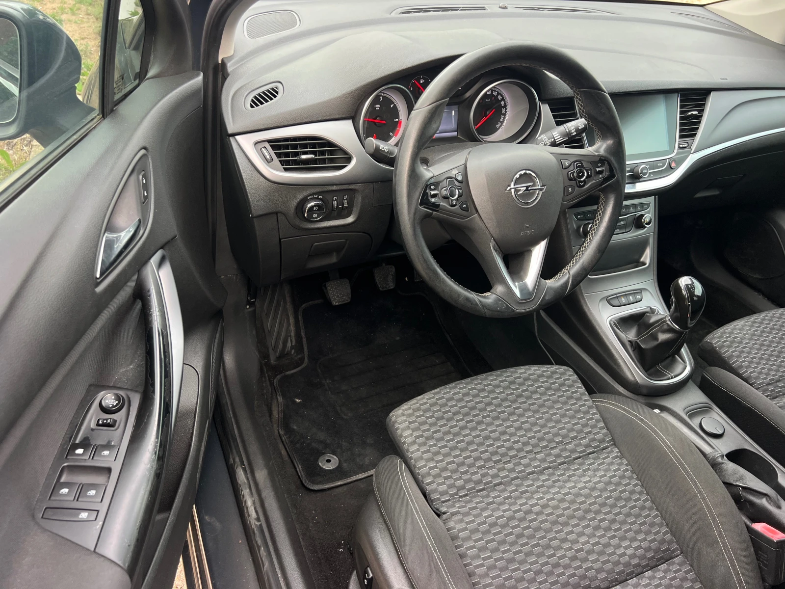 Opel Astra 1.6CDTI LED/NAVI/XENON/6sk/KLIMATRONIK/UNIKAT, снимка 9 - Автомобили и джипове - 55085373