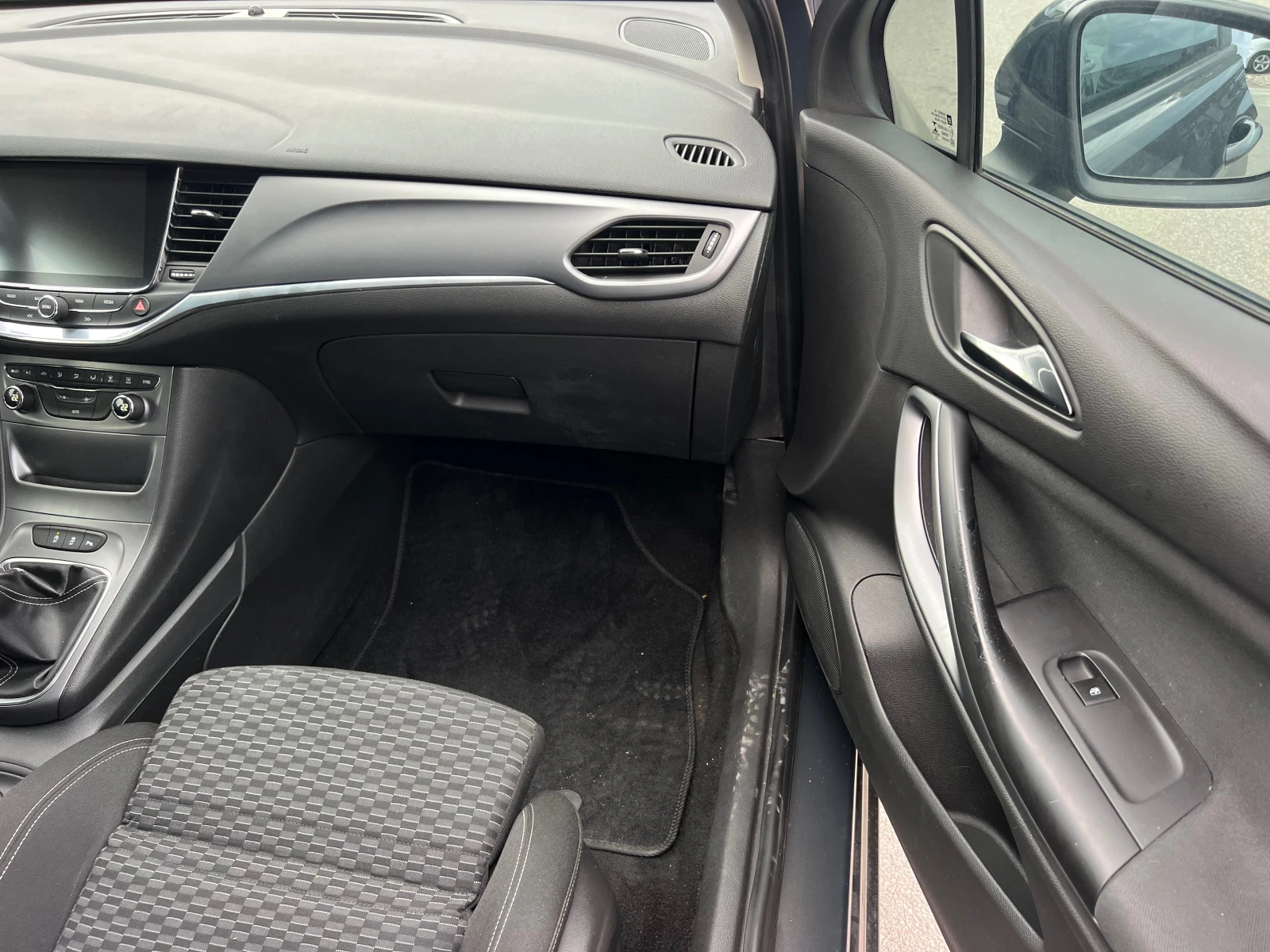 Opel Astra 1.6CDTI LED/NAVI/XENON/6sk/KLIMATRONIK/UNIKAT, снимка 12 - Автомобили и джипове - 55085373