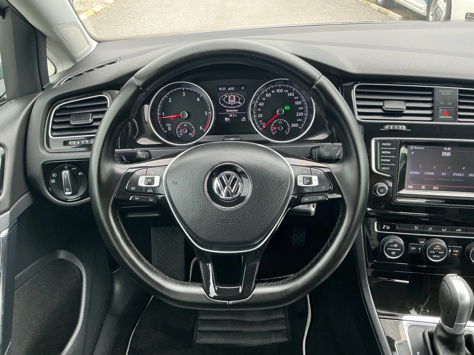 VW Golf 1.6 TDI , снимка 11 - Автомобили и джипове - 55215318