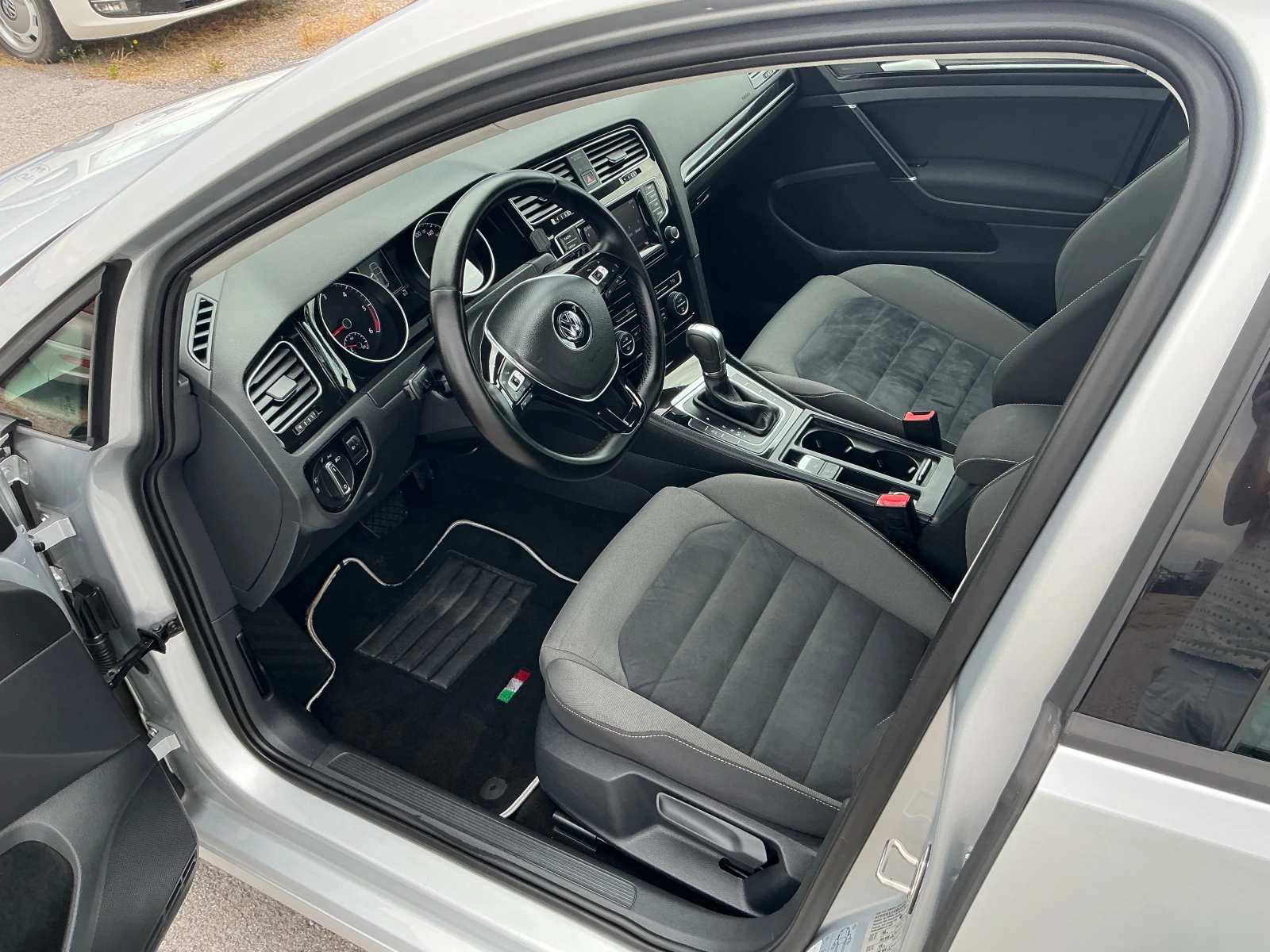 VW Golf 1.6 TDI , снимка 13 - Автомобили и джипове - 55215318