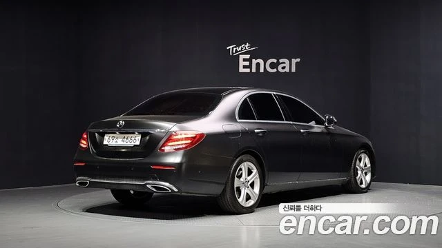 Mercedes-Benz E 220 | TOP SERVICE , снимка 2 - Автомобили и джипове - 55538160