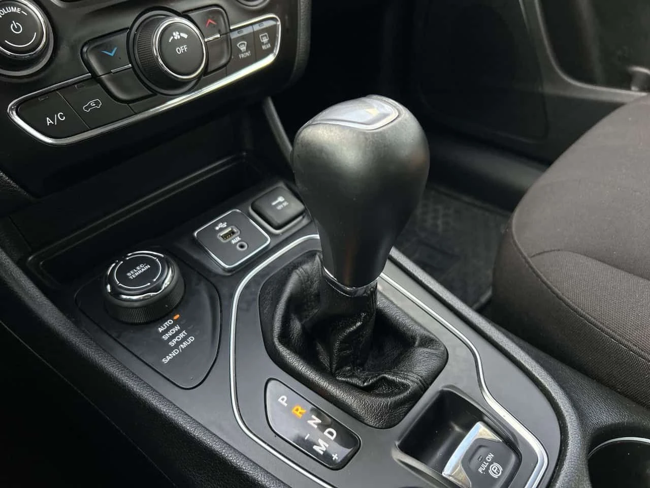 Jeep Cherokee * Sport 4x4 w/Heated Seats, Remote Start, CarPlay , снимка 15 - Автомобили и джипове - 54947872