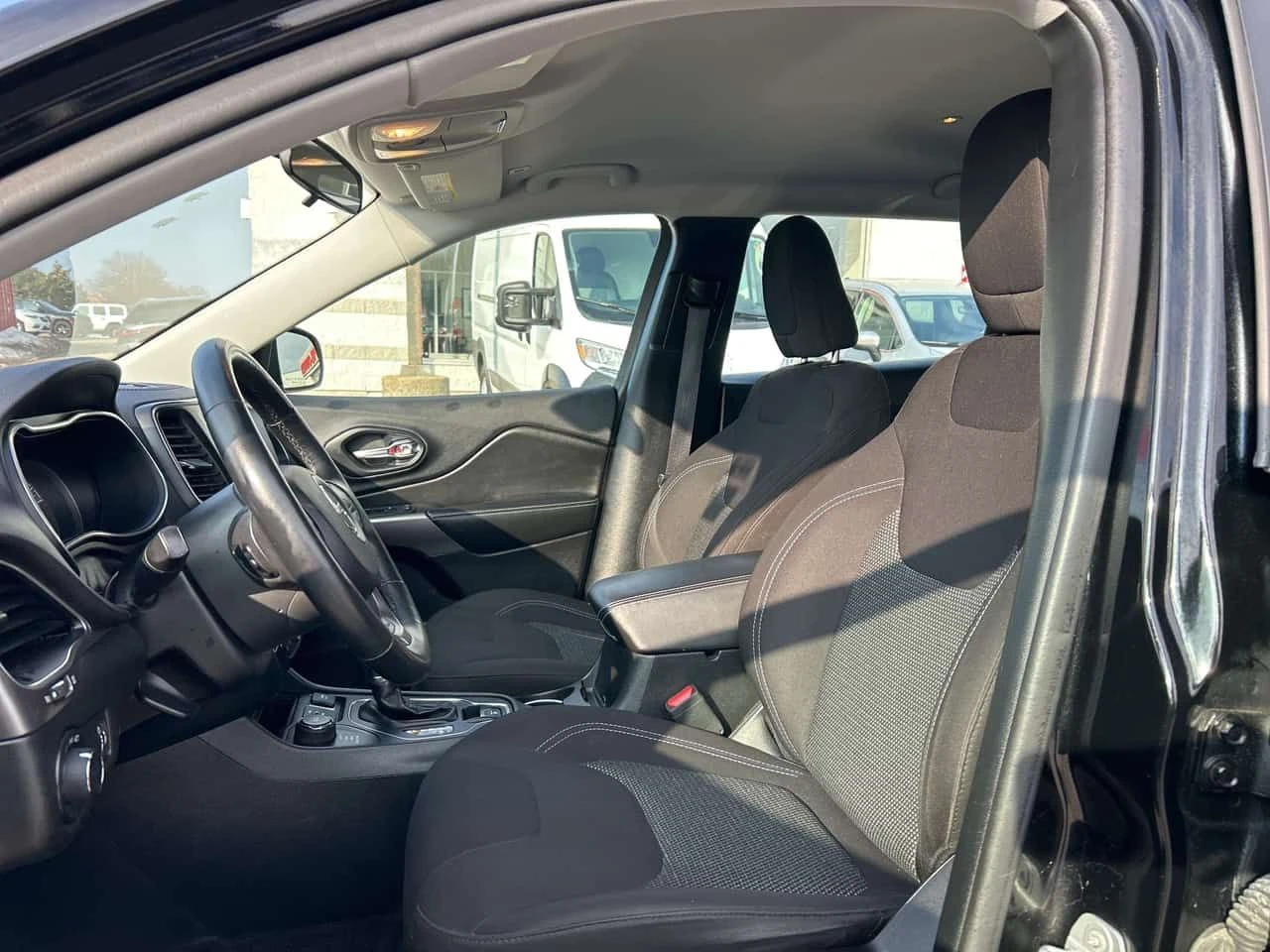 Jeep Cherokee * Sport 4x4 w/Heated Seats, Remote Start, CarPlay , снимка 10 - Автомобили и джипове - 54947872