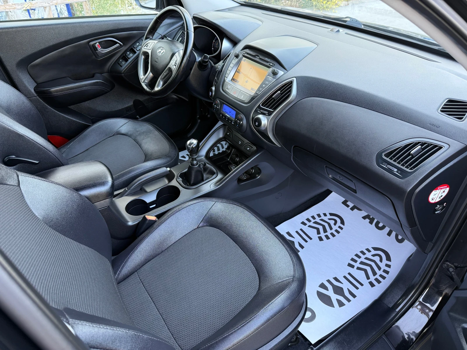 Hyundai IX35 1.7CRDI* КОЖА* НАВИ* ПОДГРЕВ* ПАНОРАМА* С.ИСТОРИЯ, снимка 8 - Автомобили и джипове - 56199656