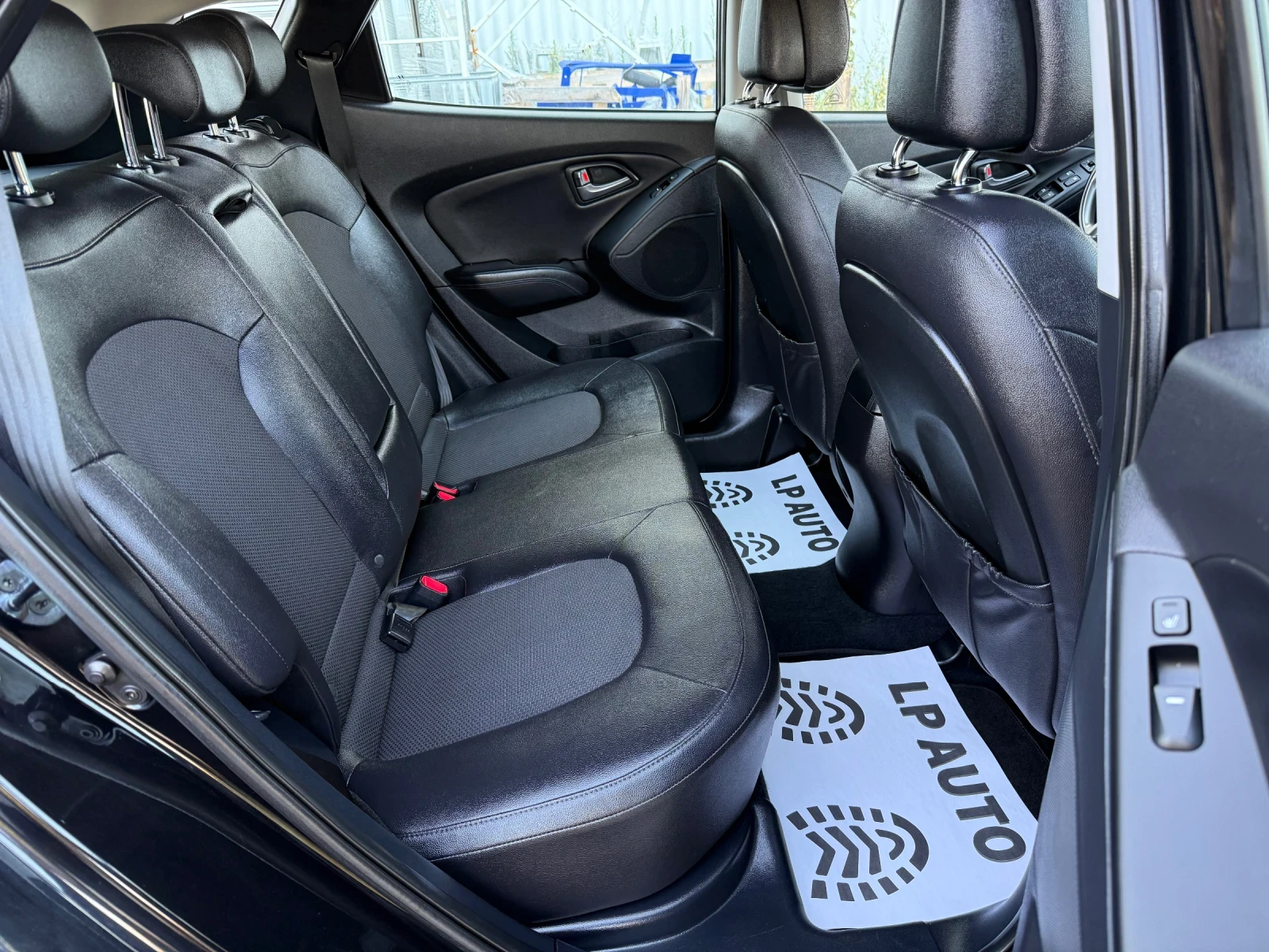 Hyundai IX35 1.7CRDI* КОЖА* НАВИ* ПОДГРЕВ* ПАНОРАМА* С.ИСТОРИЯ, снимка 11 - Автомобили и джипове - 56199656